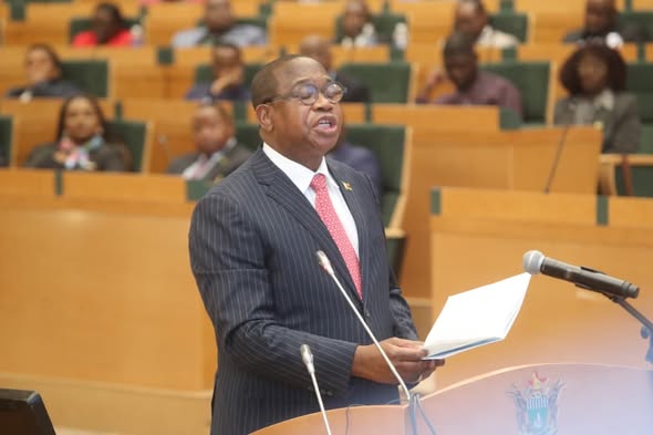 Zimbabwe signals gradual interest rate cuts