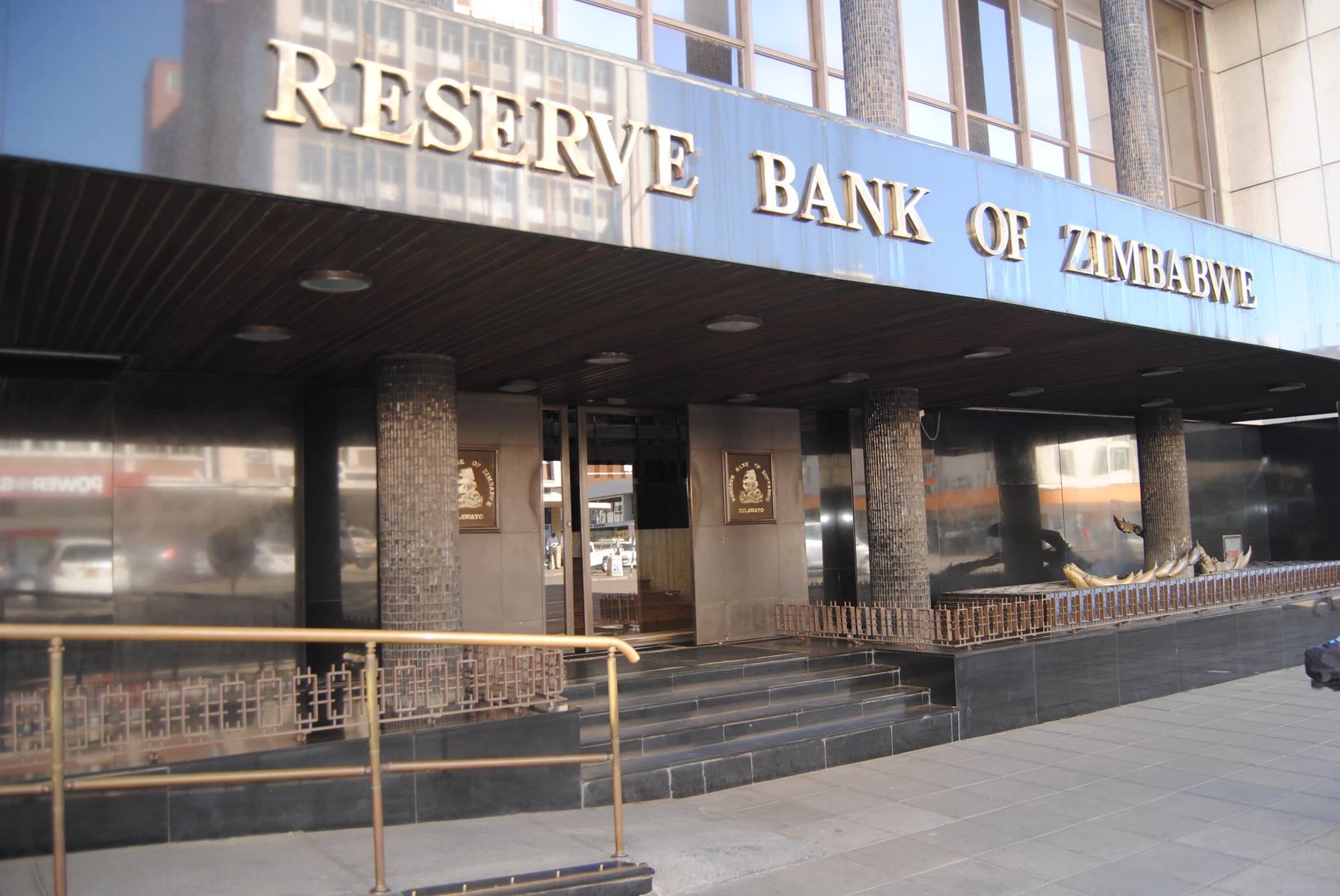 Zimbabwe's forex reserves soar to US$900m