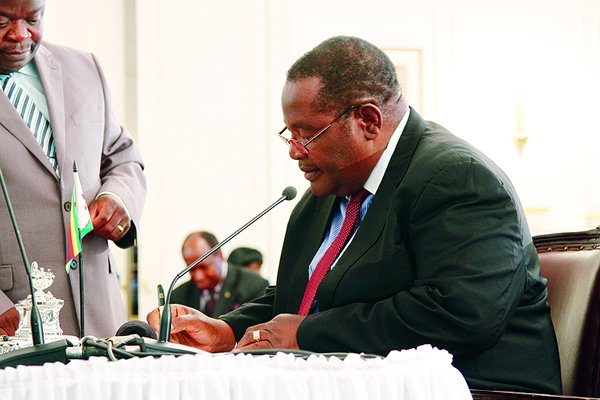 Obert Mpofu haunted by $10m diamond 'bribe'