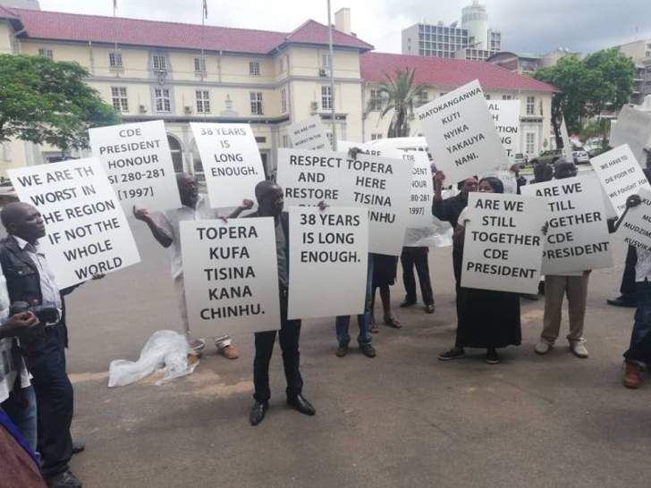  War vets storm Mnangagwa office