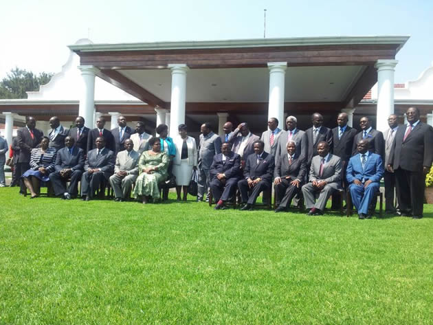 Mugabe swears in new Cabinet