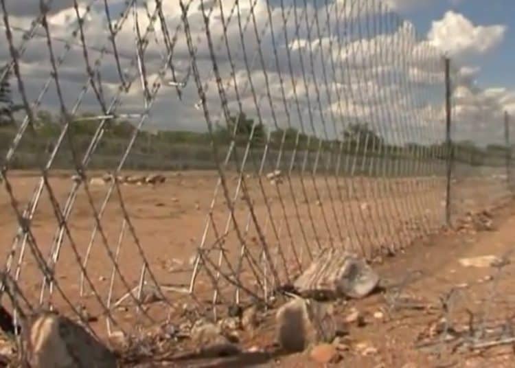  Massive border fence between South Africa and Zimbabwe